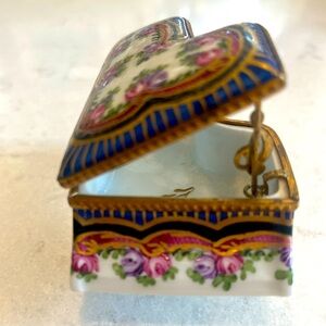 Vintage porcelain Limoges trinket box. The piano props up. Super cute and rare.